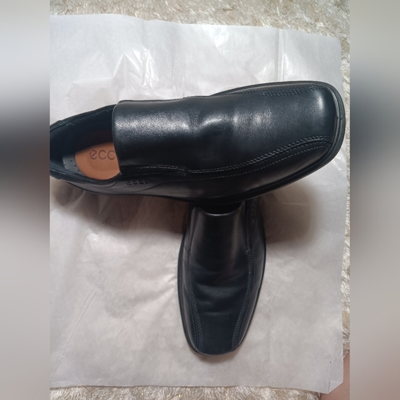 Ecco Black Leather Slip-On Loafers